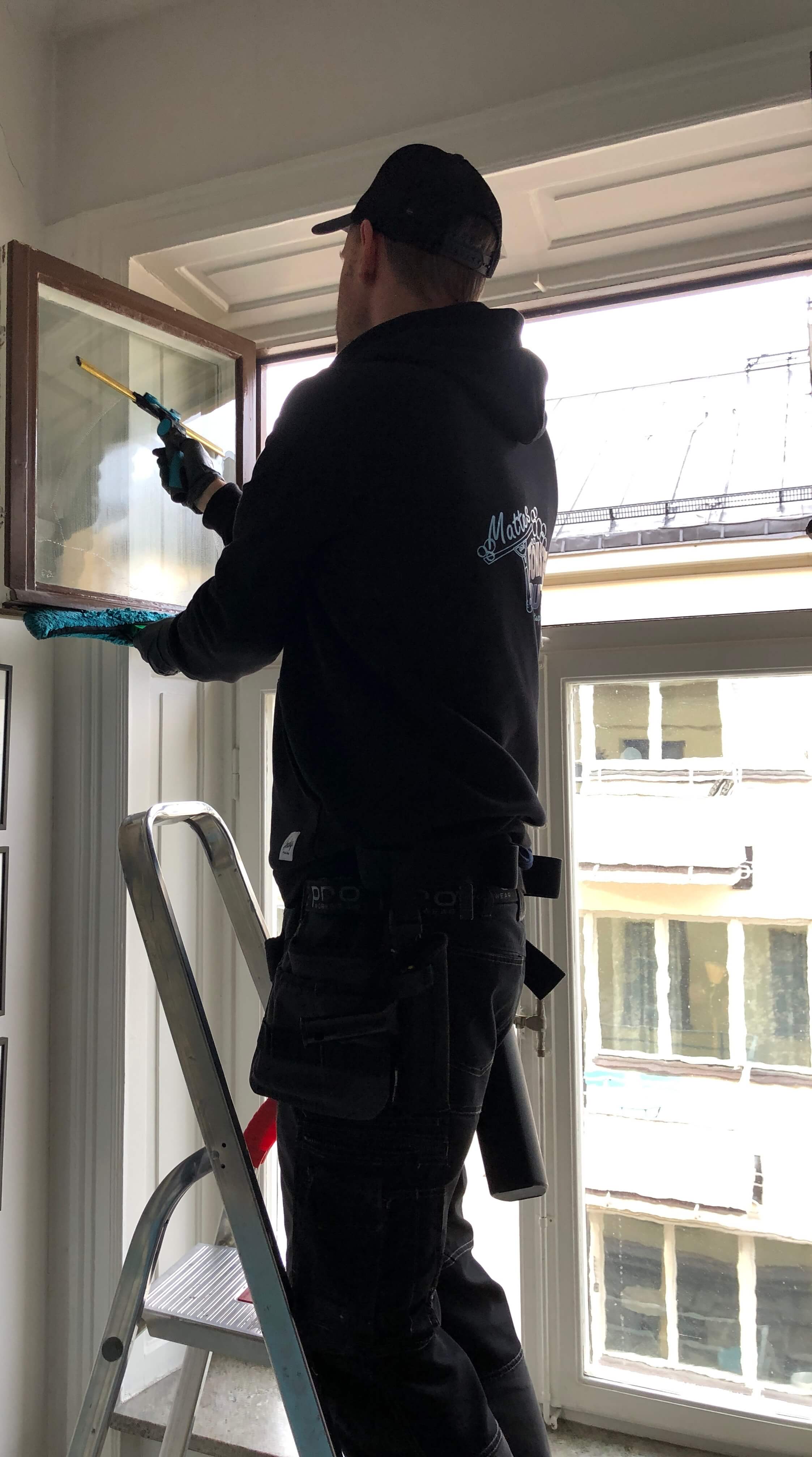 Fönsterputs av en lägenhet inom tullarna